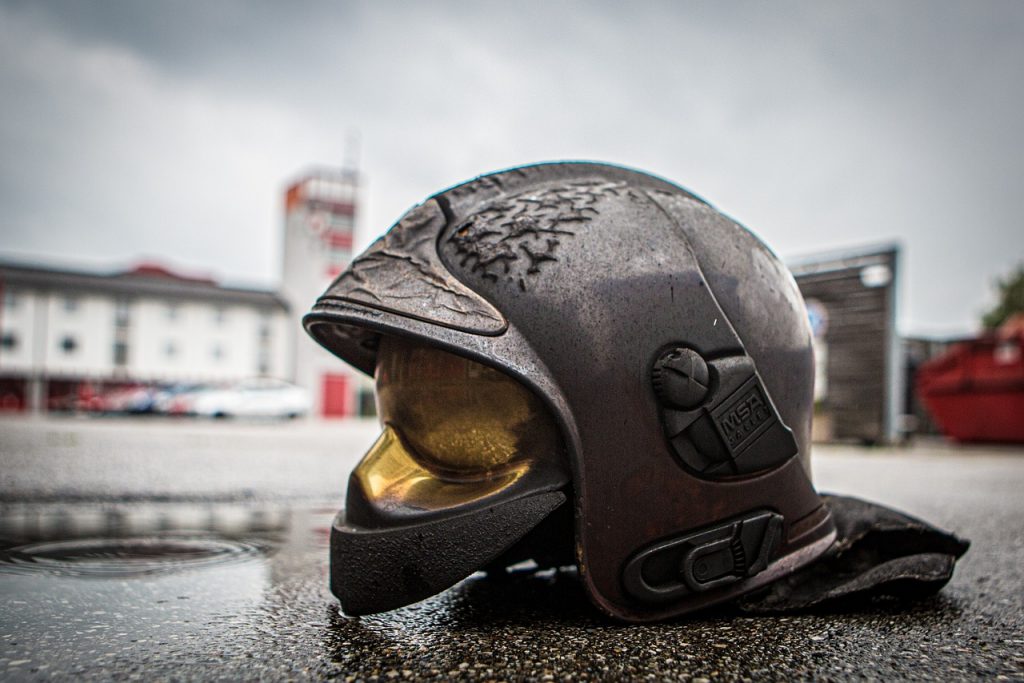 helmet, firefighter, road-5888401.jpg